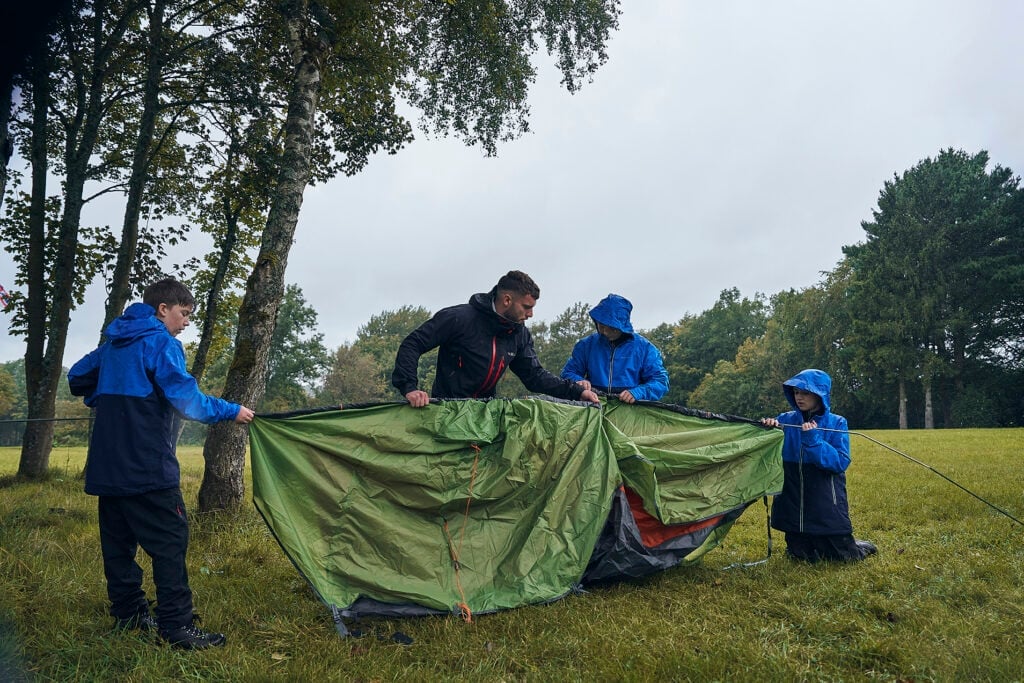 DofE group putting up their tent